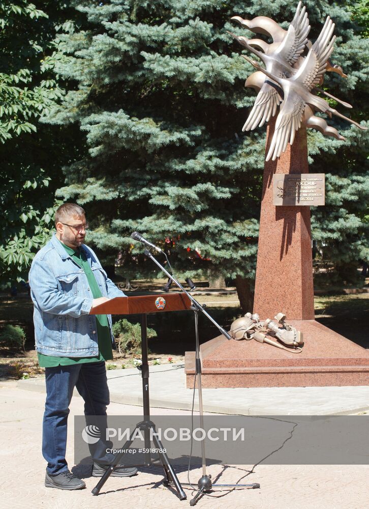 Открытие памятника погибшим российским журналистам в Луганске