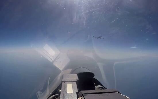 Перехват стратегического бомбардировщика ВВС США В-52Н российским Су-27