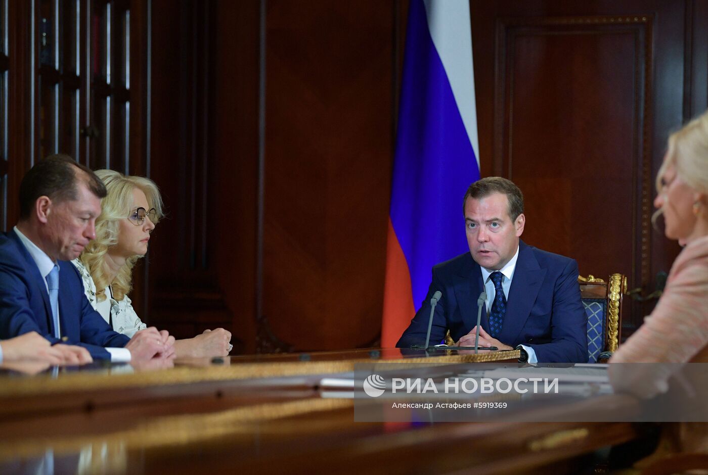 Премьер-министр РФ Д. Медведев провел совещание о реформировании системы компенсационных выплат по уходу за ребёнком