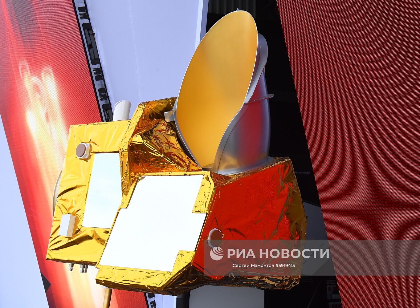 Модель космического аппарата проекта MicroCarb французского космического агентства CNES на международном аэрокосмическом салоне Paris Air Show 2019 во Франции. Место: Франция, Ле Бурже. Автор: Сергей Мамонтов/РИА Новости. Международный авиасалон в Ле-Бурже. День второй