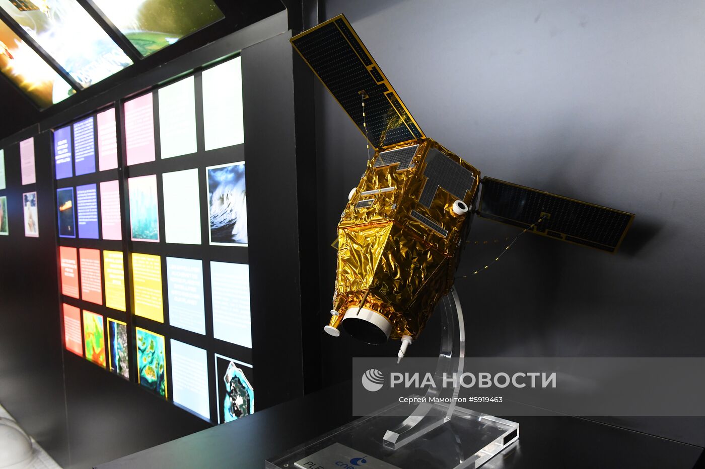 Макет коммерческого спутника французского космического агентства CNES на международном аэрокосмическом салоне Paris Air Show 2019 во Франции. Место: Франция, Ле Бурже. Автор: Сергей Мамонтов/РИА Новости. Международный авиасалон в Ле-Бурже. День второй