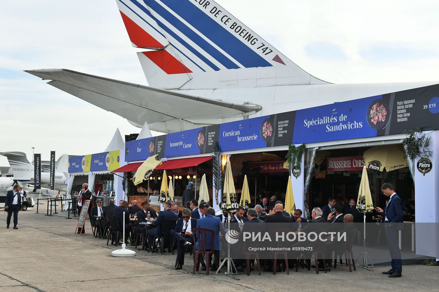 Посетители на международном аэрокосмическом салоне Paris Air Show 2019 во Франции. Место: Франция, Ле Бурже. Автор: Сергей Мамонтов/РИА Новости. Международный авиасалон в Ле-Бурже. День второй