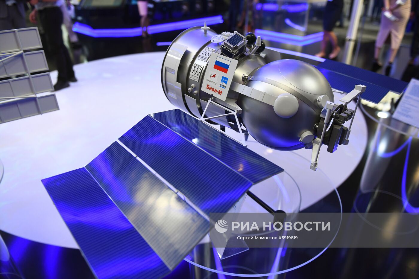 Модель космического аппарата "Бион-М", предназначенного для проведения биологических исследований, на международном аэрокосмическом салоне Paris Air Show 2019 во Франции. Место: Франция, Ле Бурже. Автор: Сергей Мамонтов/РИА Новости. Международный авиасалон в Ле-Бурже. День второй