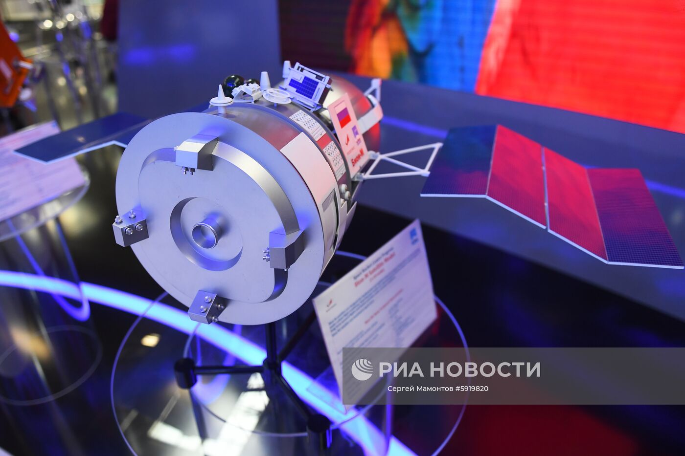 Модель космического аппарата "Бион-М", предназначенного для проведения биологических исследований, на международном аэрокосмическом салоне Paris Air Show 2019 во Франции. Место: Франция, Ле Бурже. Автор: Сергей Мамонтов/РИА Новости. Международный авиасалон в Ле-Бурже. День второй
