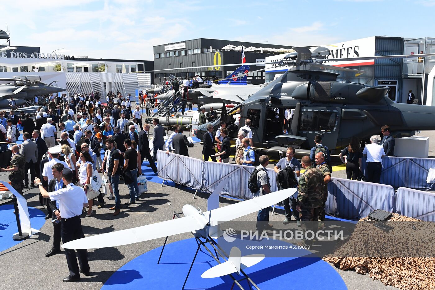 Посетители на международном аэрокосмическом салоне Paris Air Show 2019 во Франции. Место: Франция, Ле Бурже. Автор: Сергей Мамонтов/РИА Новости. Международный авиасалон в Ле-Бурже. День второй
