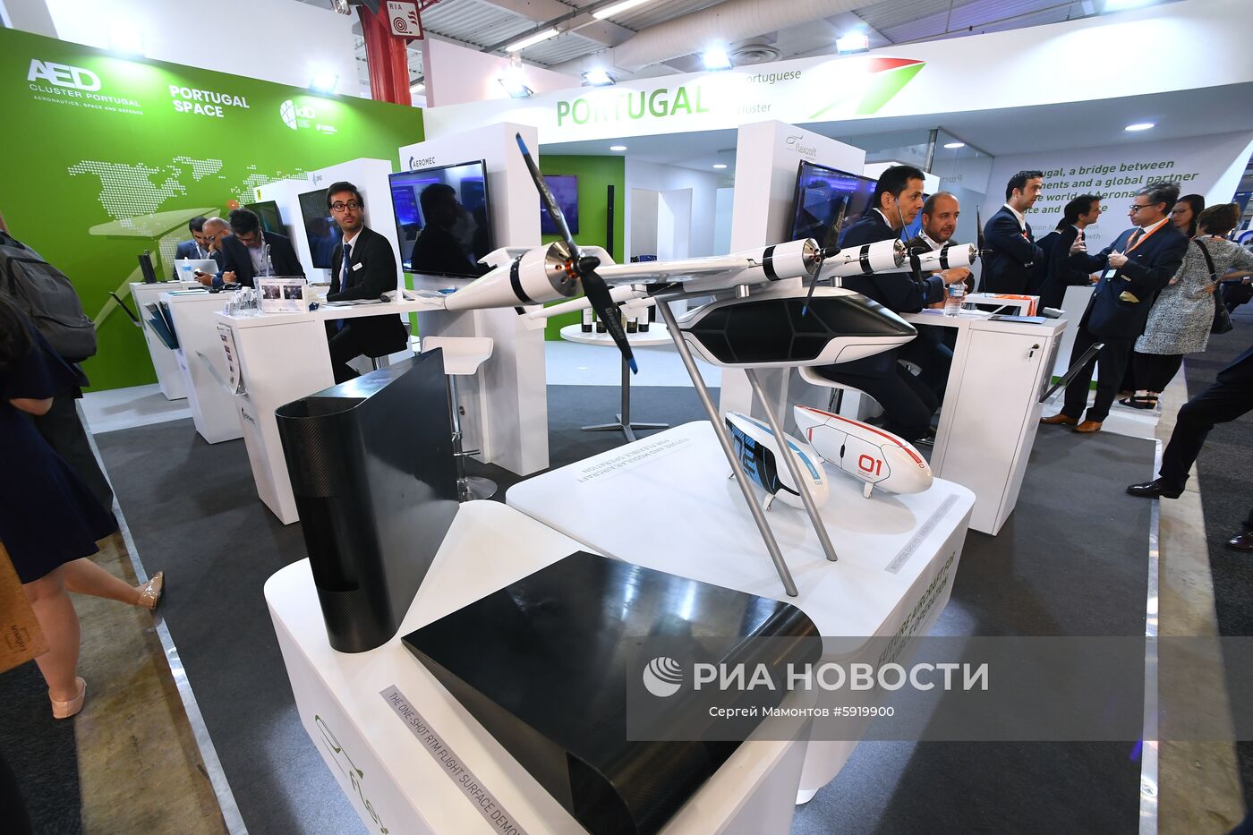 Стенд компании AED Claster Portugal (AEDCP) на международном аэрокосмическом салоне Paris Air Show 2019 во Франции. Место: Франция, Ле Бурже. Автор: Сергей Мамонтов/РИА Новости. Международный авиасалон в Ле-Бурже. День второй