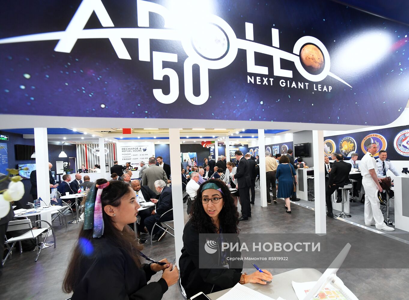 Стенд американской программы Apollo национального управления по аэронавтике и исследованию космического пространства (NASA) на международном аэрокосмическом салоне Paris Air Show 2019 во Франции. Место: Франция, Ле Бурже. Автор: Сергей Мамонтов/РИА Новости. Международный авиасалон в Ле-Бурже. День второй