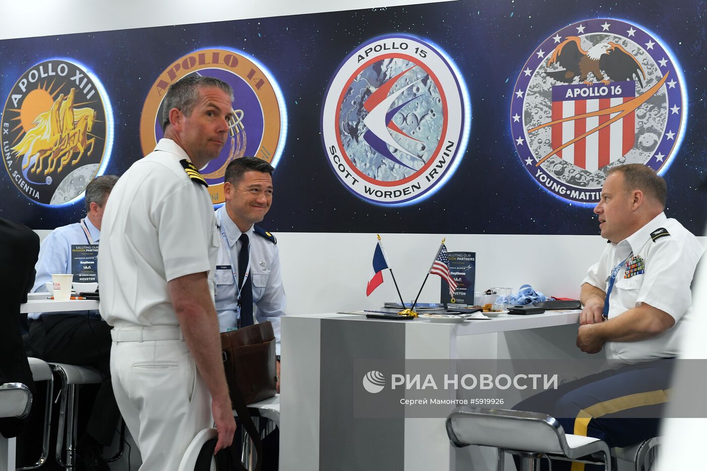 Стенд американской программы Apollo национального управления по аэронавтике и исследованию космического пространства (NASA) на международном аэрокосмическом салоне Paris Air Show 2019 во Франции. Место: Франция, Ле Бурже. Автор: Сергей Мамонтов/РИА Новости. Международный авиасалон в Ле-Бурже. День второй