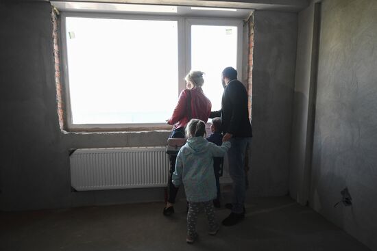 Вручение первых ключей от квартир жильцам нового дома в Новосибирске