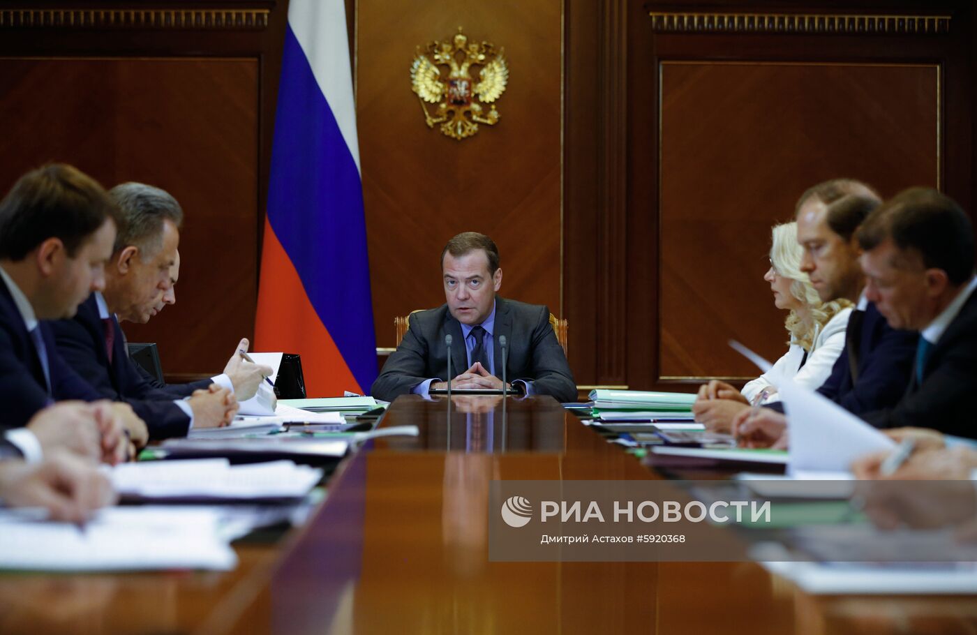 Премьер-министр РФ Д. Медведев провел совещание о достижении национальных целей развития России в сфере экономики и жилищном секторе