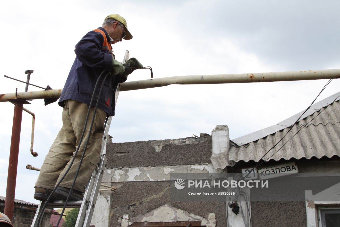 Последствия обстрела в Донецке