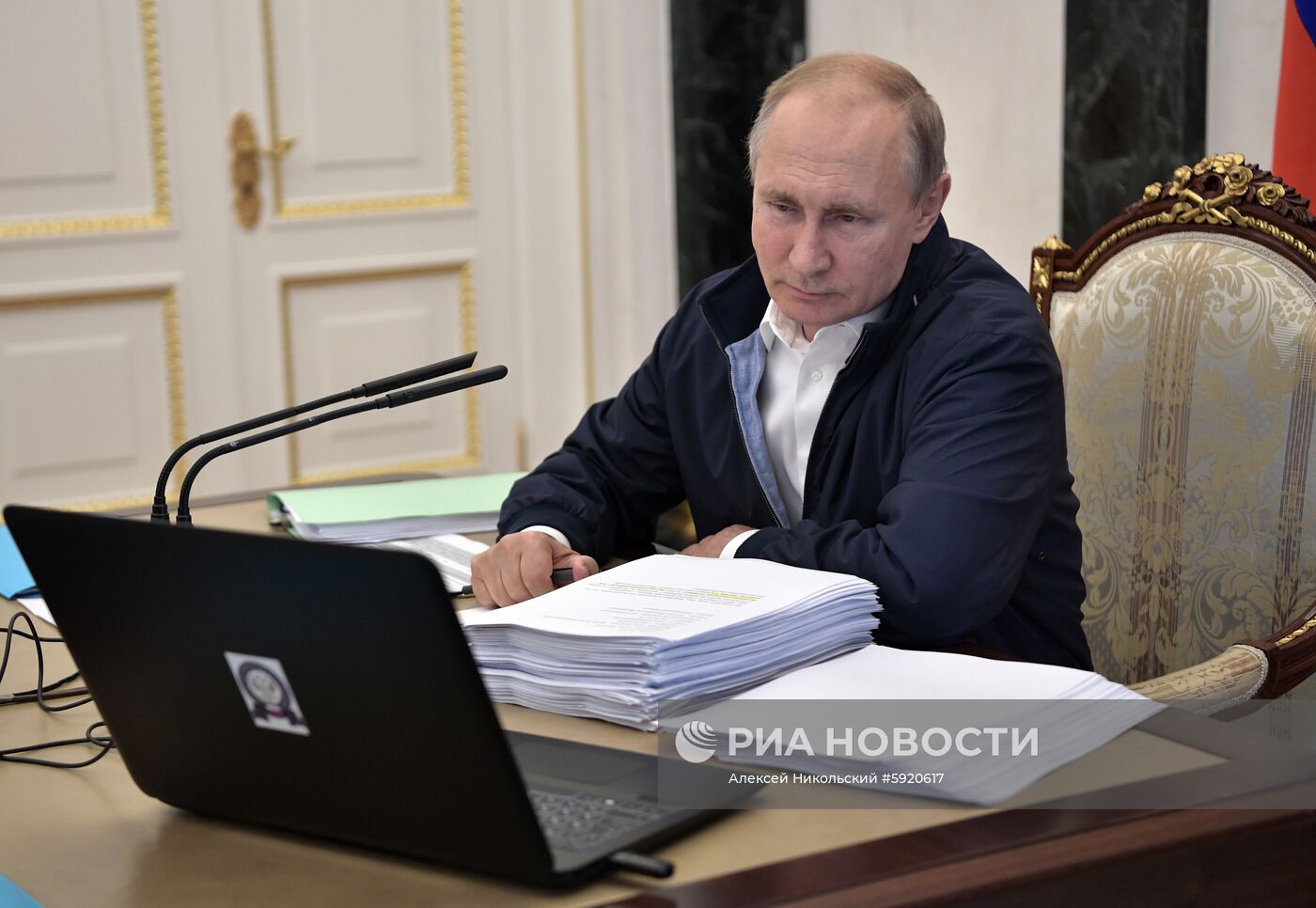 Президент РФ В. Путин провел совещание по подготовке "Прямой линии с Владимиром Путиным"