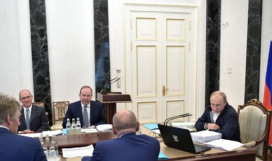 Президент РФ В. Путин провел совещание по подготовке "Прямой линии с Владимиром Путиным"