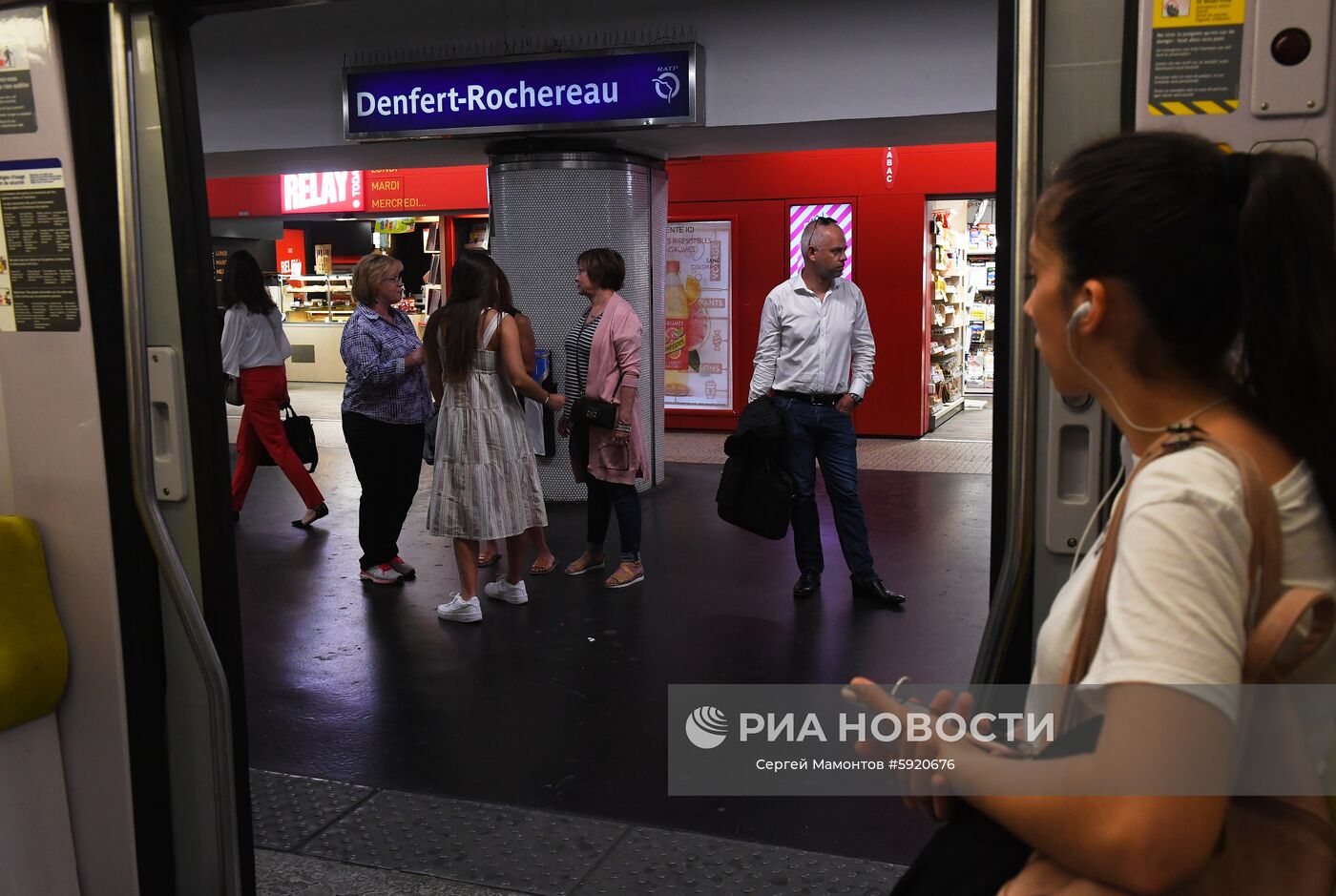 Пассажиры на станции Данфер-Рошро (Denfert-Rochereau) Парижского метрополитена.
Место: Франция, Париж. Автор: Сергей Мамонтов/РИА Новости. Города мира. Париж