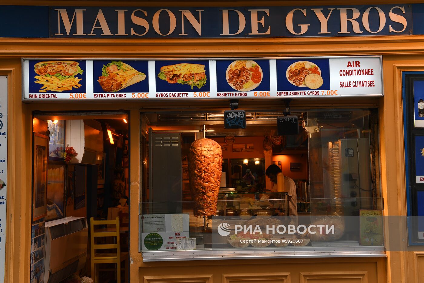 Ресторан быстрого питания Maison de Gyros на улице латинского квартала Ла-Хюшет (Rue de la Huchette) в Париже. Место: Франция, Париж. Автор: Сергей Мамонтов/РИА Новости. Города мира. Париж