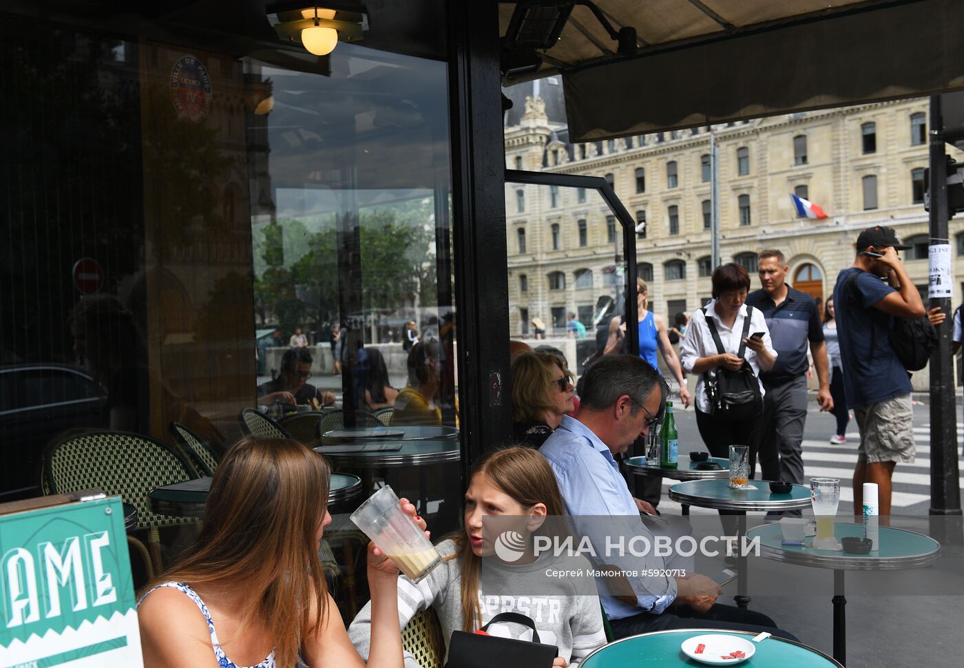 Горожане и туристы в пабе Cafe Le Petit Pont на улице Rue du Petit Pont (улица Малого моста) в Париже. Место: Франция, Париж. Автор: Сергей Мамонтов/РИА Новости. Города мира. Париж
