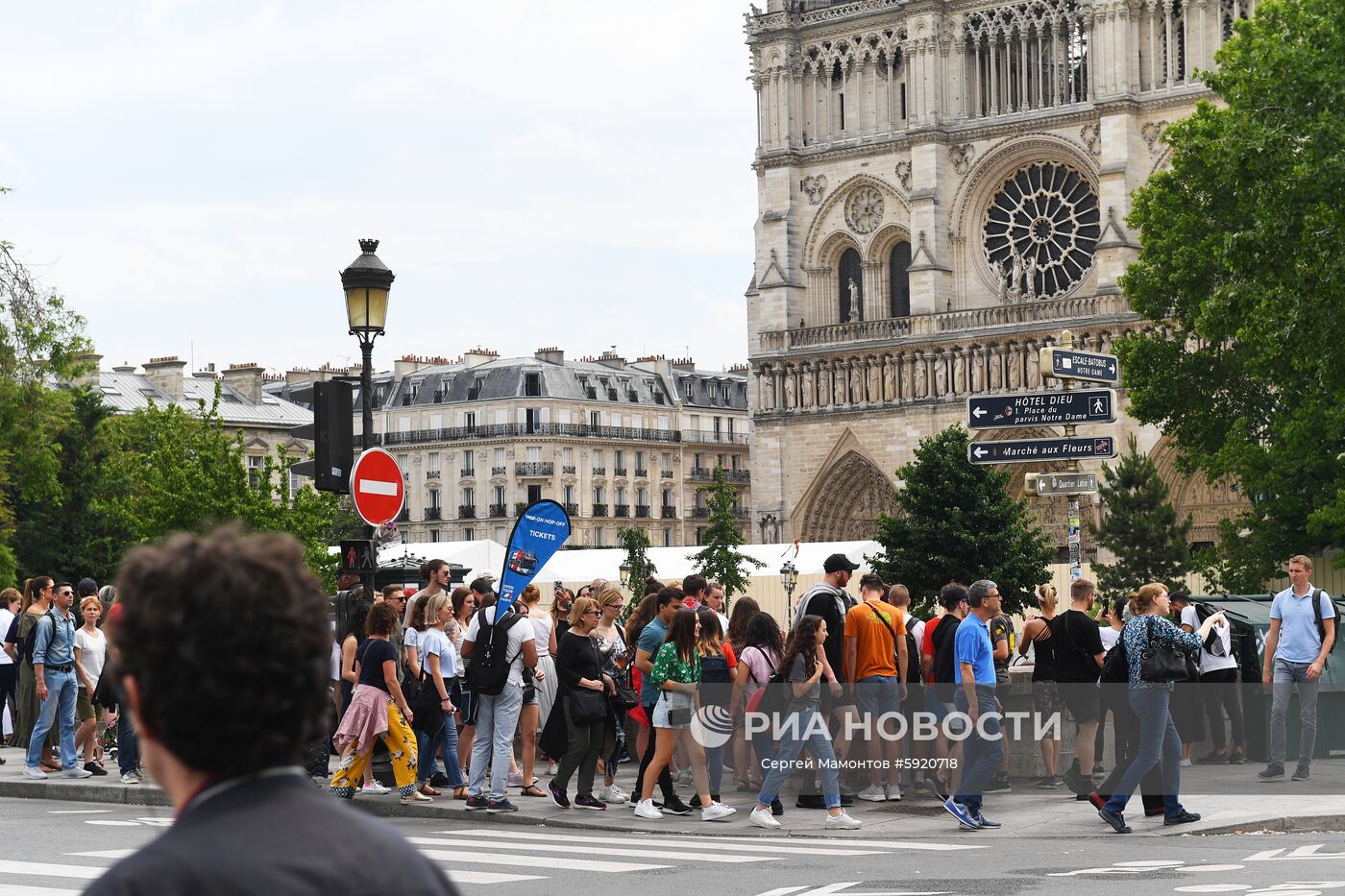 Горожане и туристы у Собора Парижской Богоматери (Notre Dame de Paris) в Париже. Место: Франция, Париж. Автор: Сергей Мамонтов/РИА Новости. Города мира. Париж