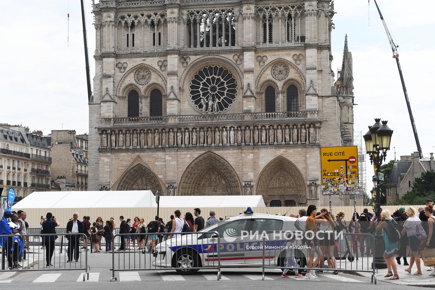 Горожане и туристы у Собора Парижской Богоматери (Notre Dame de Paris) в Париже. Место: Франция, Париж. Автор: Сергей Мамонтов/РИА Новости. Города мира. Париж