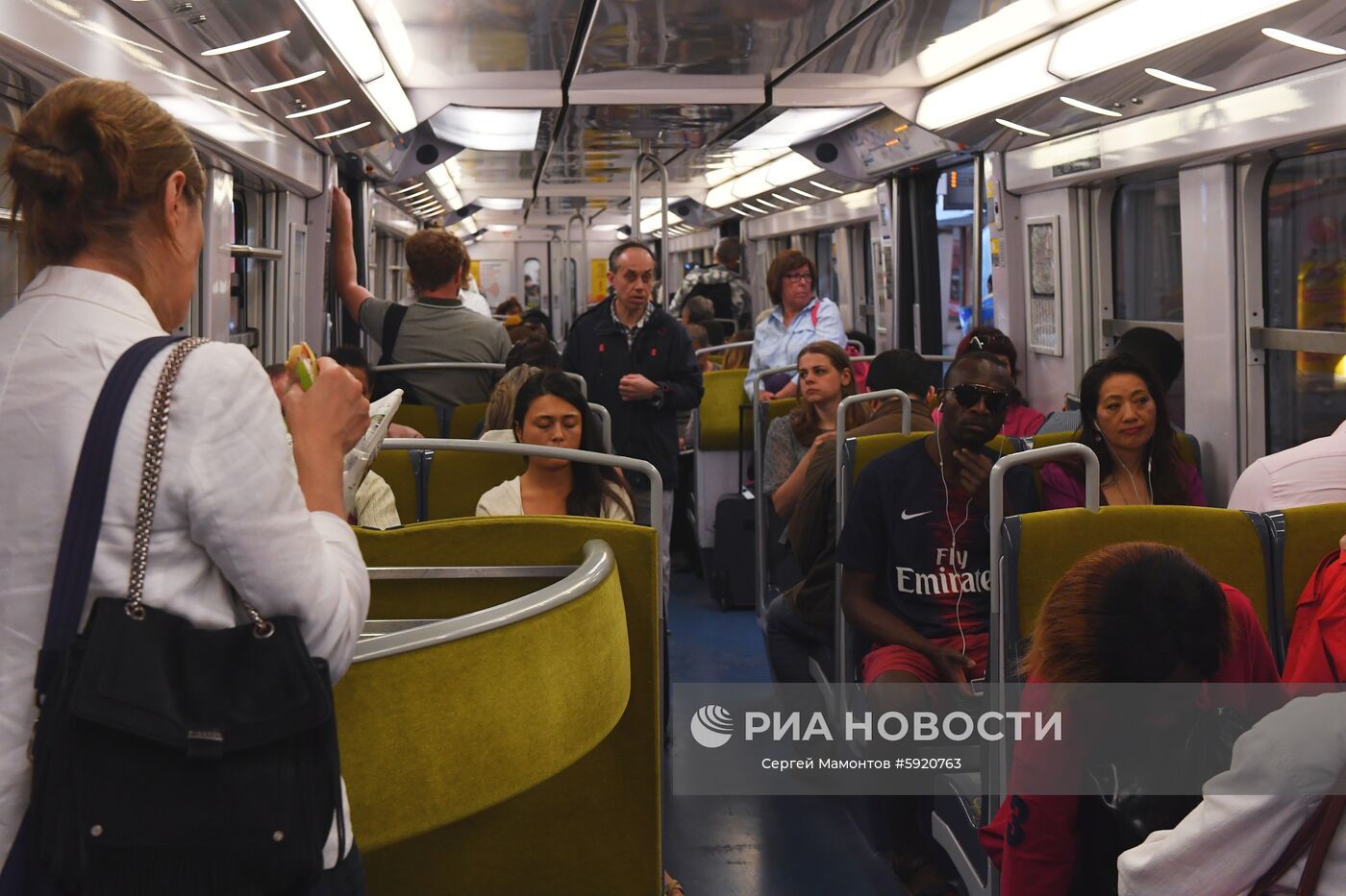 Пассажиры в вагоне Парижского метрополитена. Место: Франция, Париж. Автор: Сергей Мамонтов/РИА Новости. Города мира. Париж