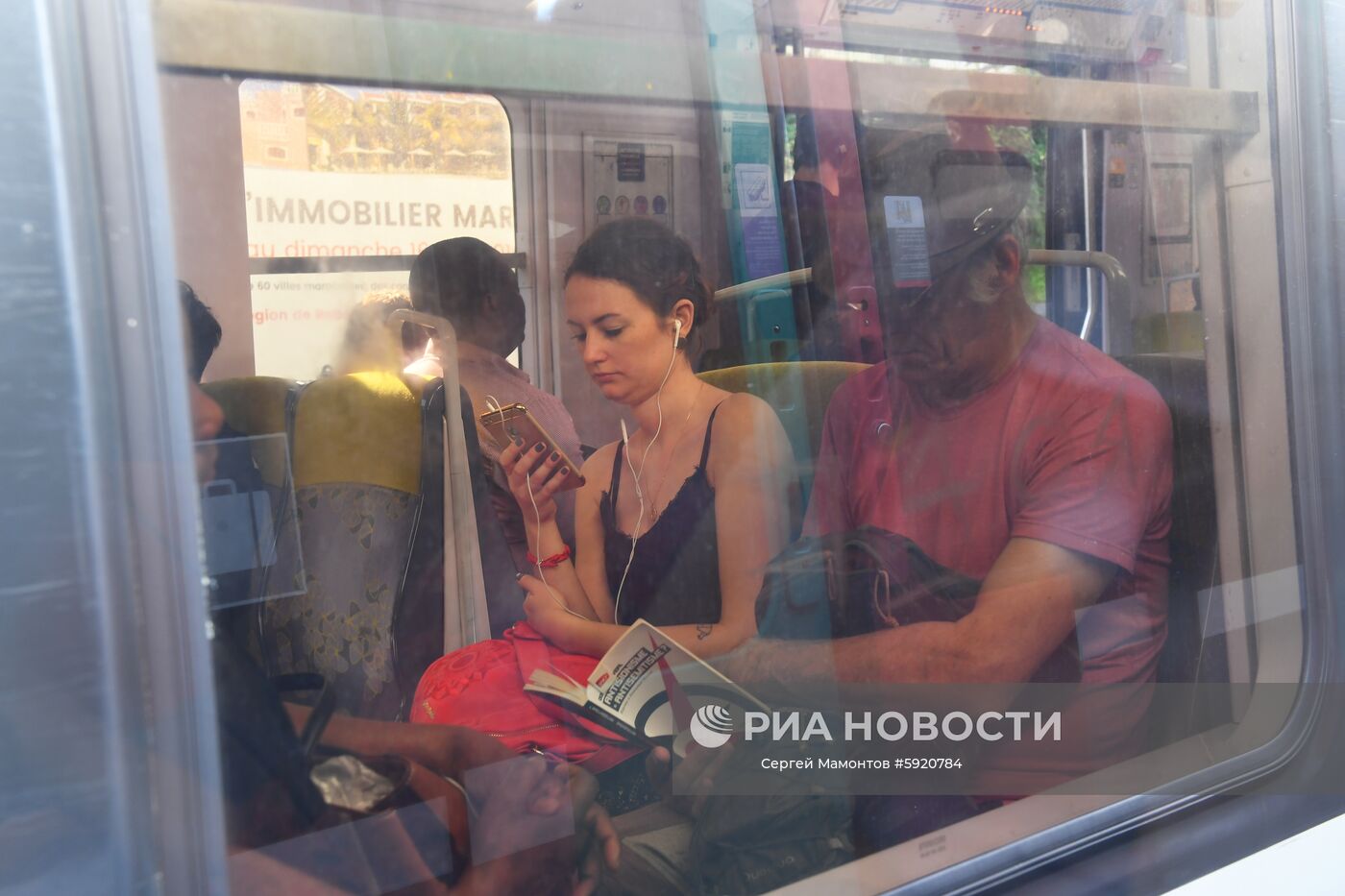 Пассажиры в вагоне железнодорожного поезда в Париже. Место: Франция, Париж. Автор: Сергей Мамонтов/РИА Новости. Города мира. Париж