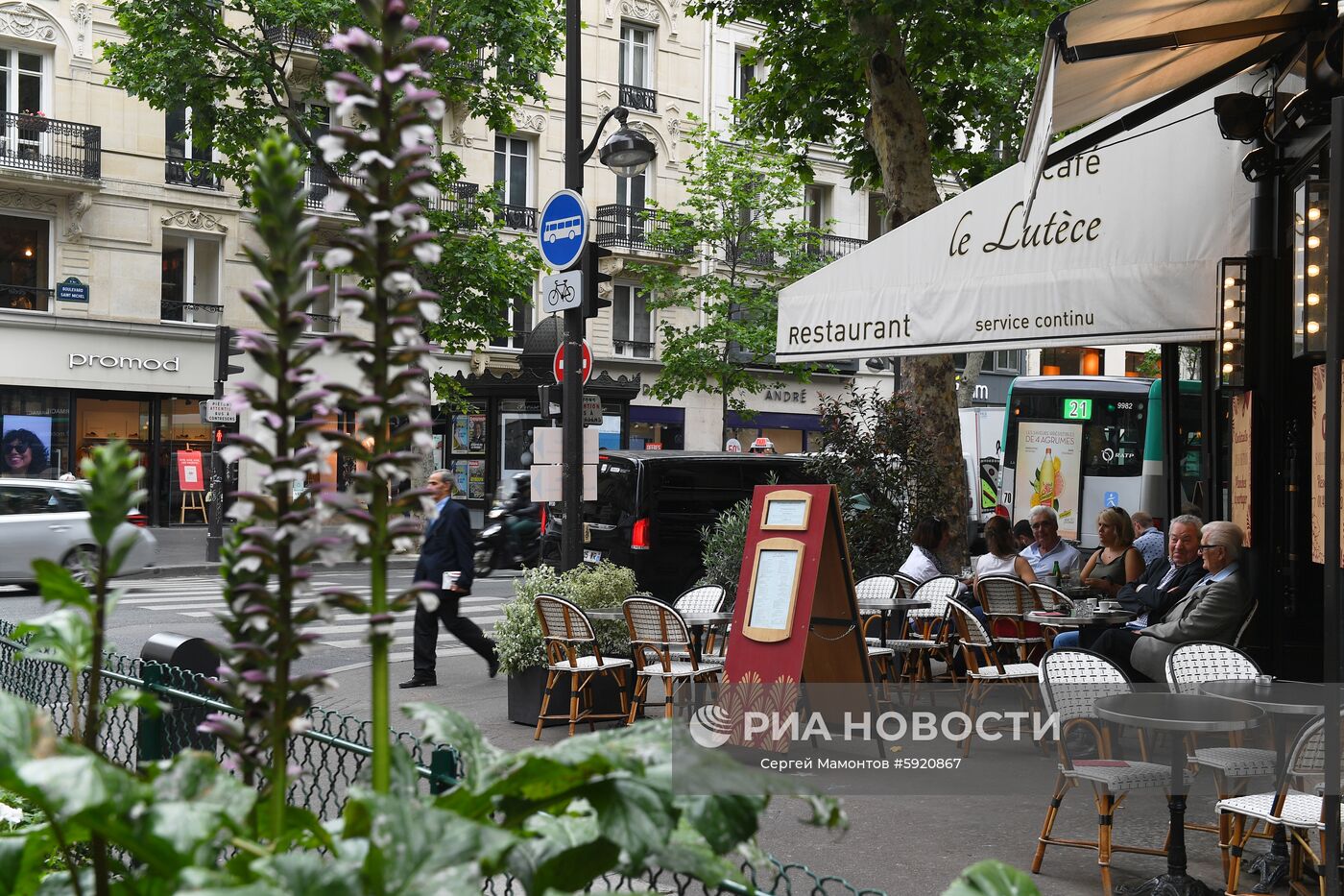 Кафе Le Lutece на улице Сен-Мишель (Saint-Michel) в Париже. Место: Франция, Париж. Автор: Сергей Мамонтов/РИА Новости. Города мира. Париж