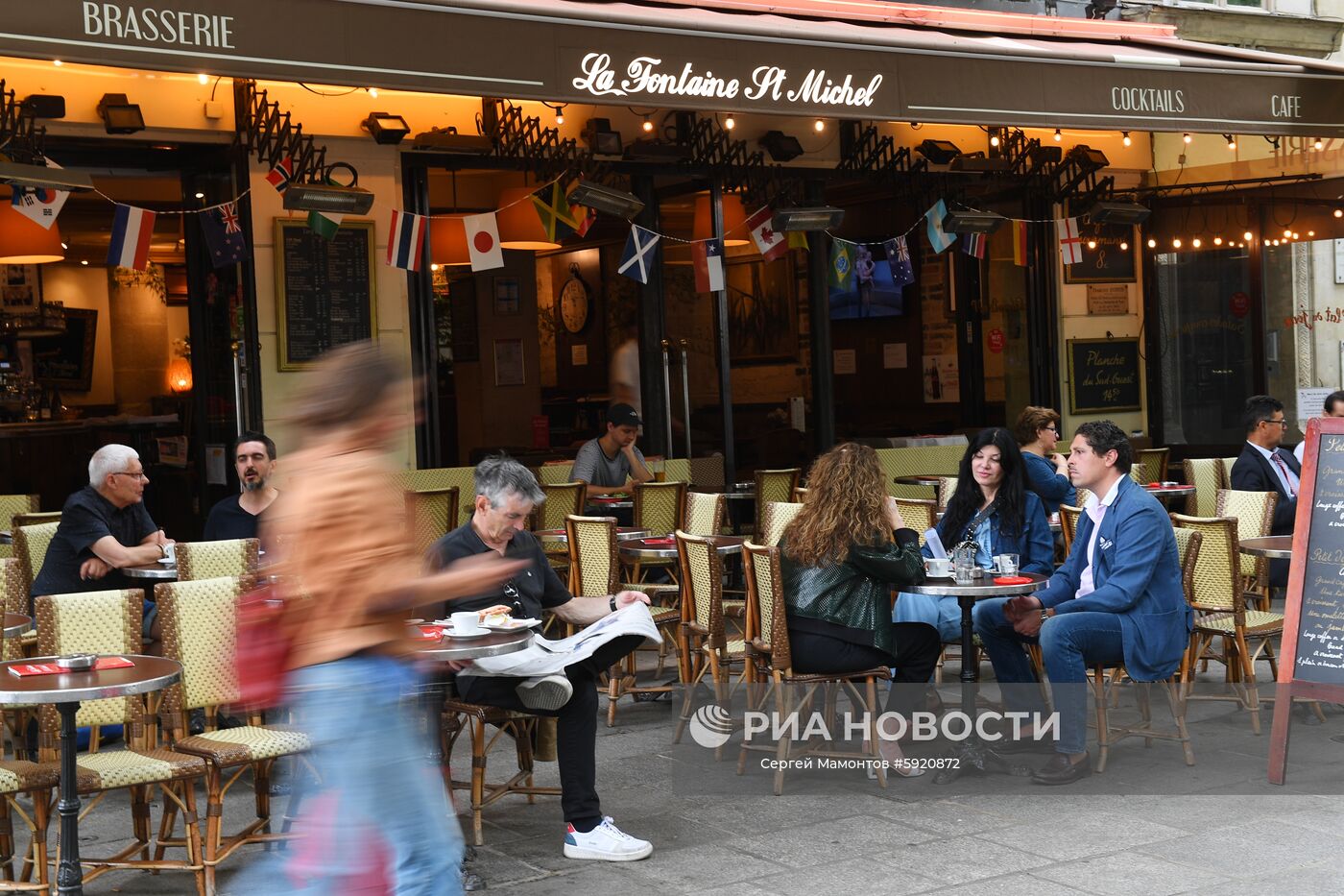Кафе на площади Сен-Мишель (Saint-Michel) в Париже. Место: Франция, Париж. Автор: Сергей Мамонтов/РИА Новости. Города мира. Париж