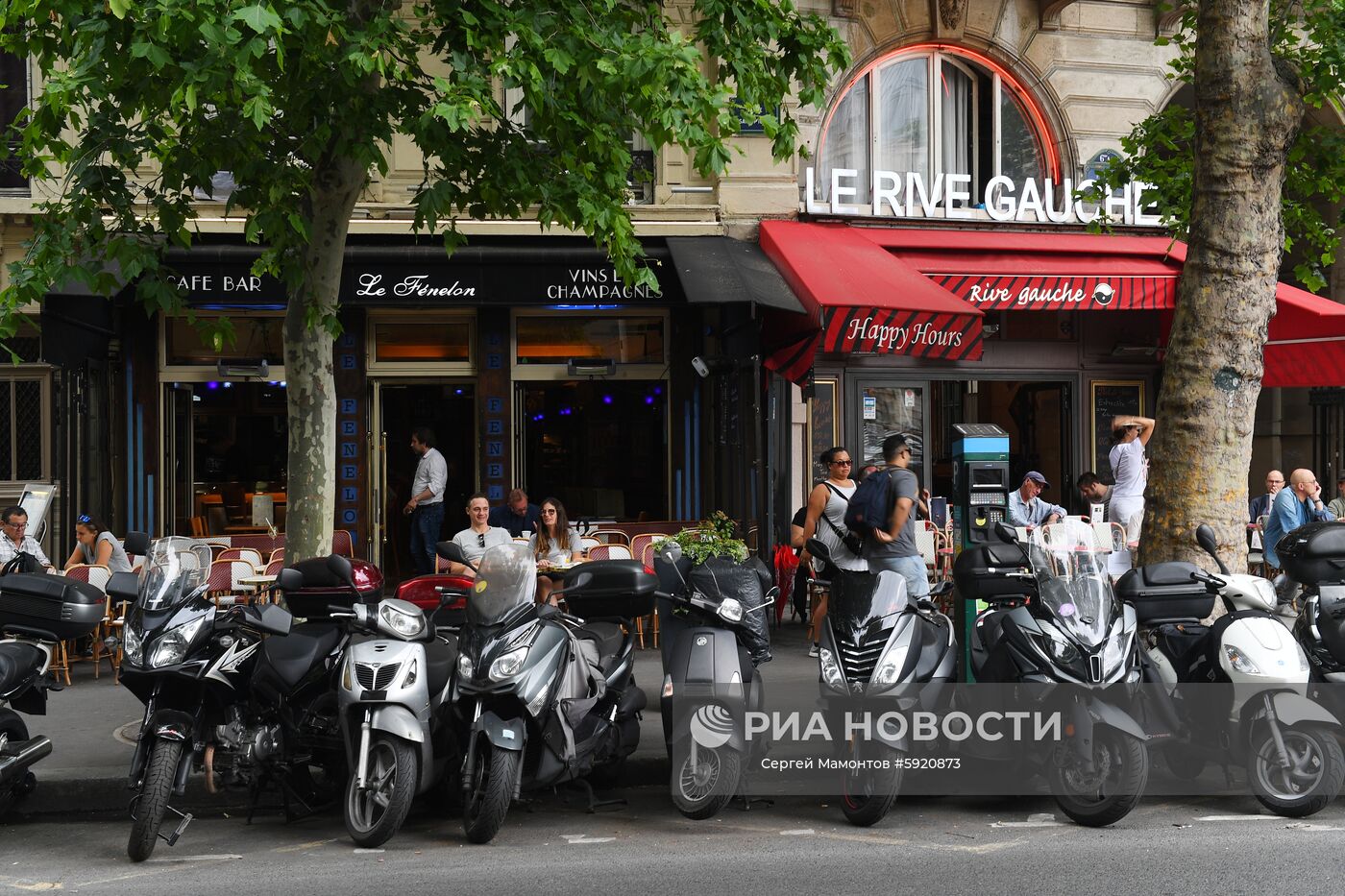 Мотоциклы стоят у ресторана Le rive gauche в Париже. Место: Франция, Париж. Автор: Сергей Мамонтов/РИА Новости. Города мира. Париж