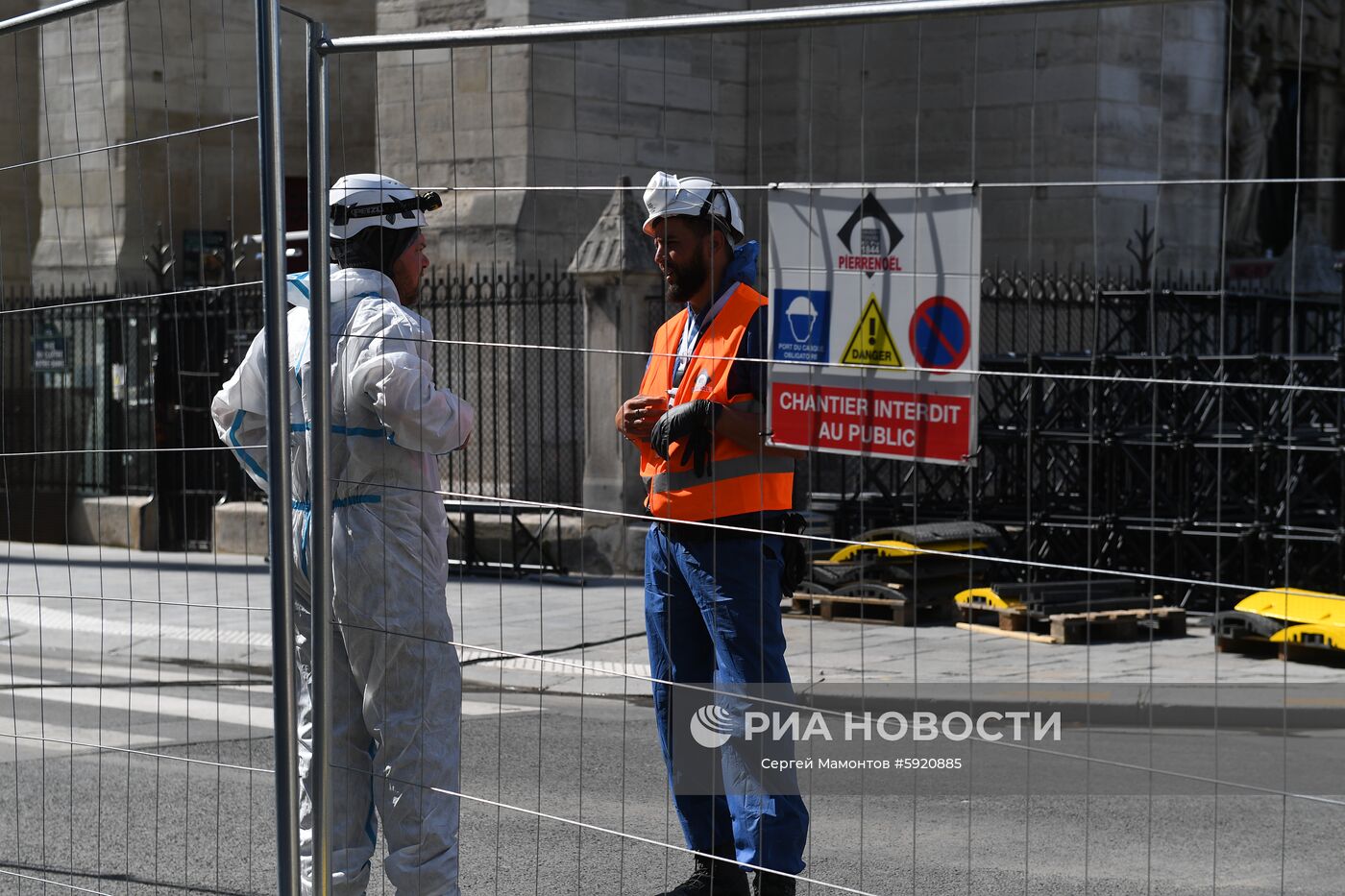 Рабочие у Собора Парижской Богоматери (Notre Dame de Paris) в Париже. Восстановительные работы Собора Парижской Богоматери (Notre Dame de Paris) после пожара. Место: Франция, Париж. Автор: Сергей Мамонтов/РИА Новости. Города мира. Париж