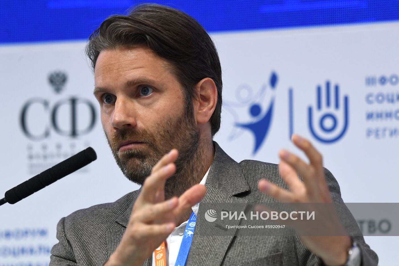 Генеральный директор The Happiness Research Institute Майк Викинг Петерсен на панельной дискуссии "Экономика счастья: новое видение эволюции государства" в рамках III Форума социальных инноваций регионов. Место: Россия, Москва. Автор: Григорий Сысоев/РИА Новости. III Форум социальных инноваций регионов. День второй