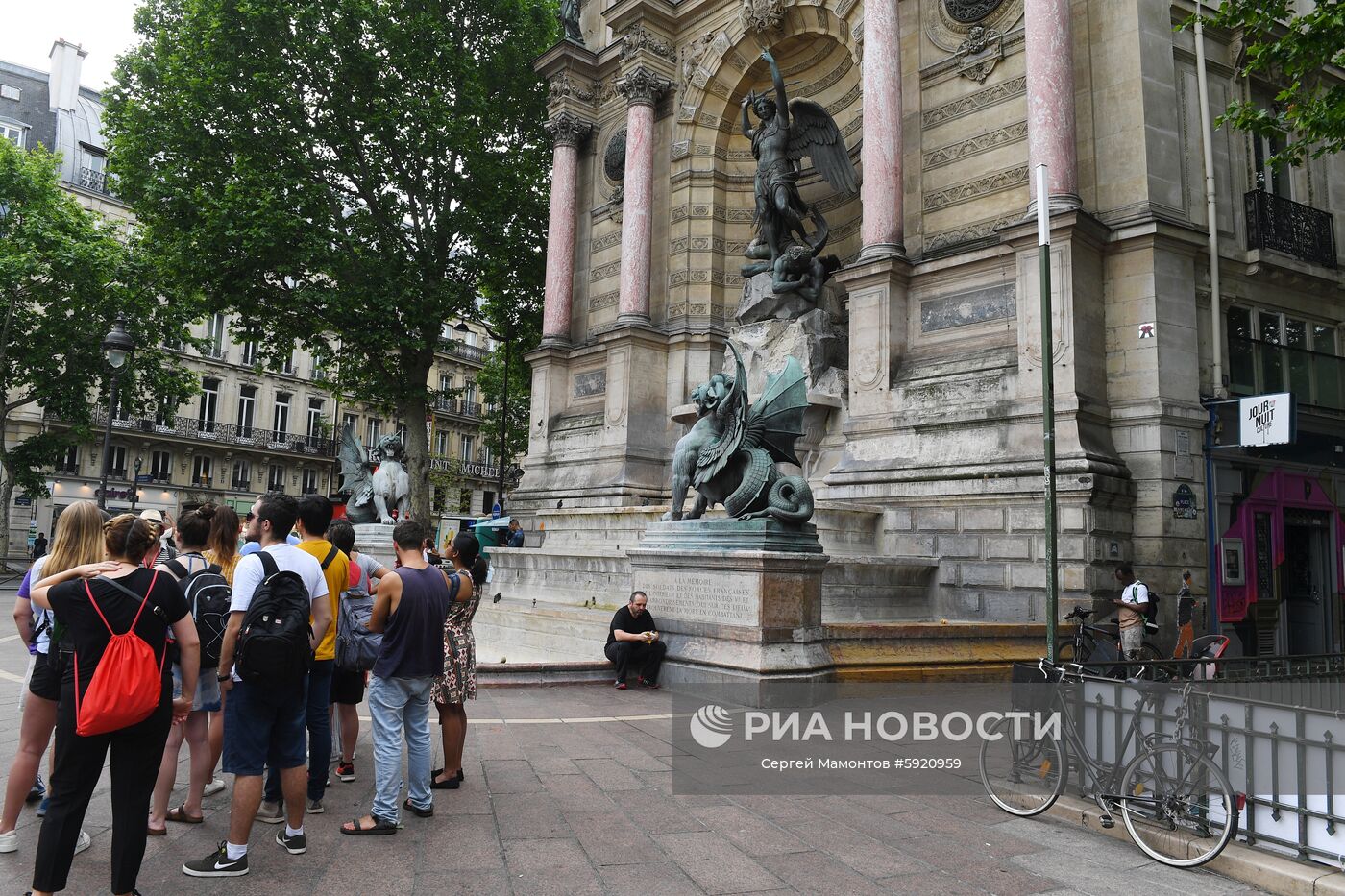 Горожане и туристы перед фонтаном Святого Михаила (Saint-Michel) в Париже. Место: Франция, Париж. Автор: Сергей Мамонтов/РИА Новости. Города мира. Париж