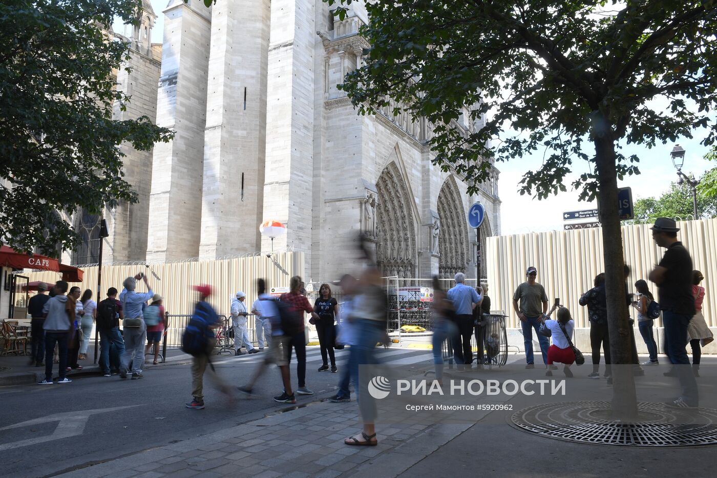 Горожане и туристы у Собора Парижской Богоматери (Notre Dame de Paris) в Париже. Место: Франция, Париж. Автор: Сергей Мамонтов/РИА Новости. Города мира. Париж
