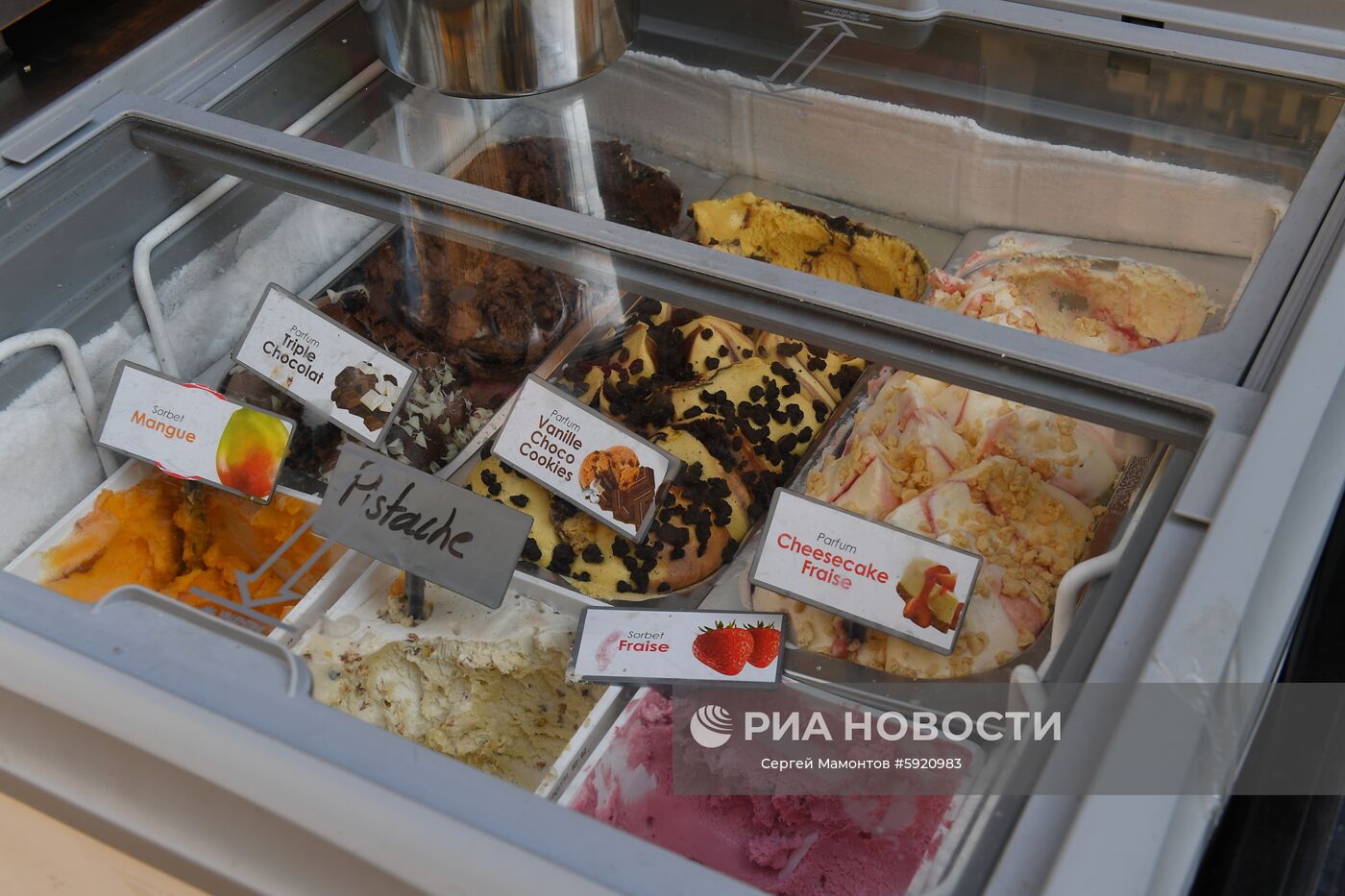 Продажа мороженого на одной из улиц в Париже. Место: Франция, Париж. Автор: Сергей Мамонтов/РИА Новости. Города мира. Париж