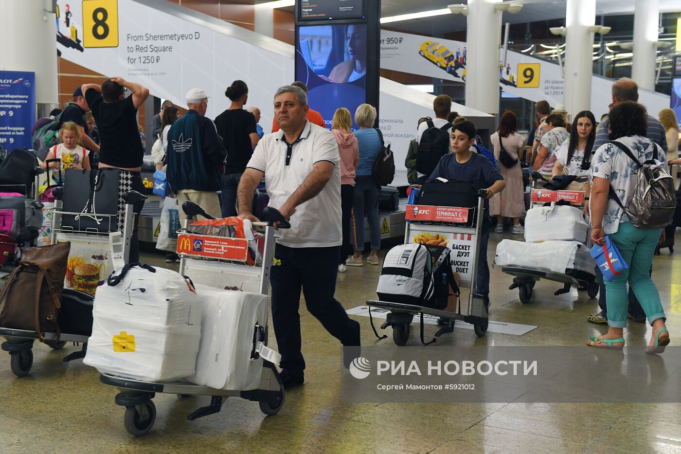 Выдача багажа в аэропорту "Шереметьево"