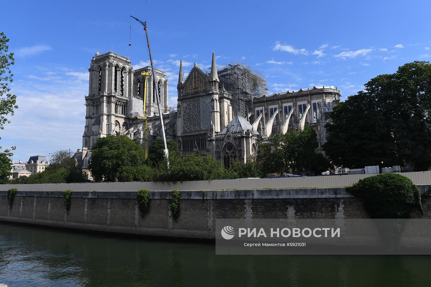 Собор Парижской Богоматери (Notre Dame de Paris) в Париже. В Соборе проводятся восстановительные работы после пожара, случившегося 15 апреля 2019 года. Место: Франция, Париж. Автор: Сергей Мамонтов/РИА Новости. Города мира. Париж