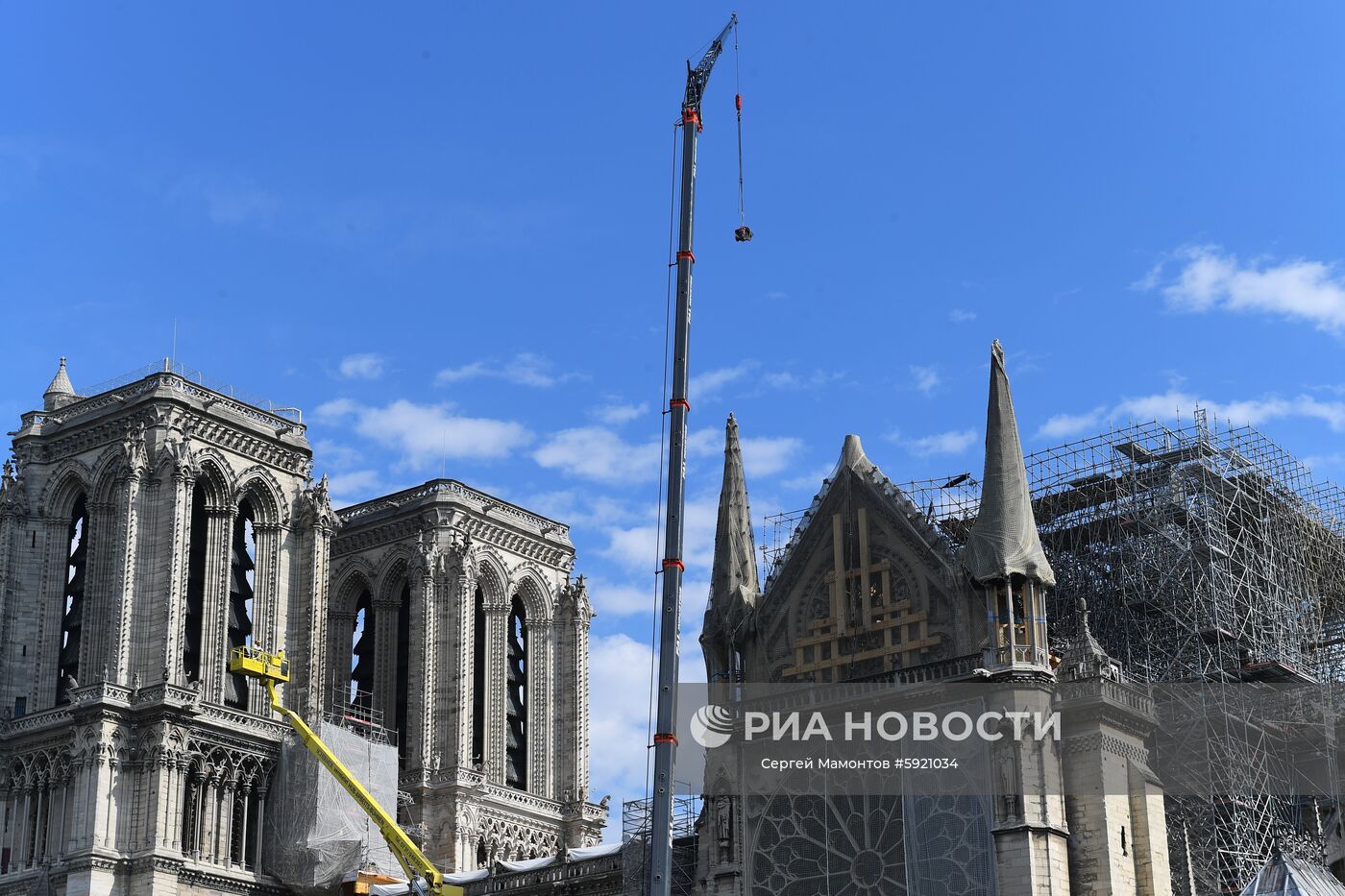 Собор Парижской Богоматери (Notre Dame de Paris) в Париже. В Соборе проводятся восстановительные работы после пожара, случившегося 15 апреля 2019 года. Место: Франция, Париж. Автор: Сергей Мамонтов/РИА Новости. Города мира. Париж