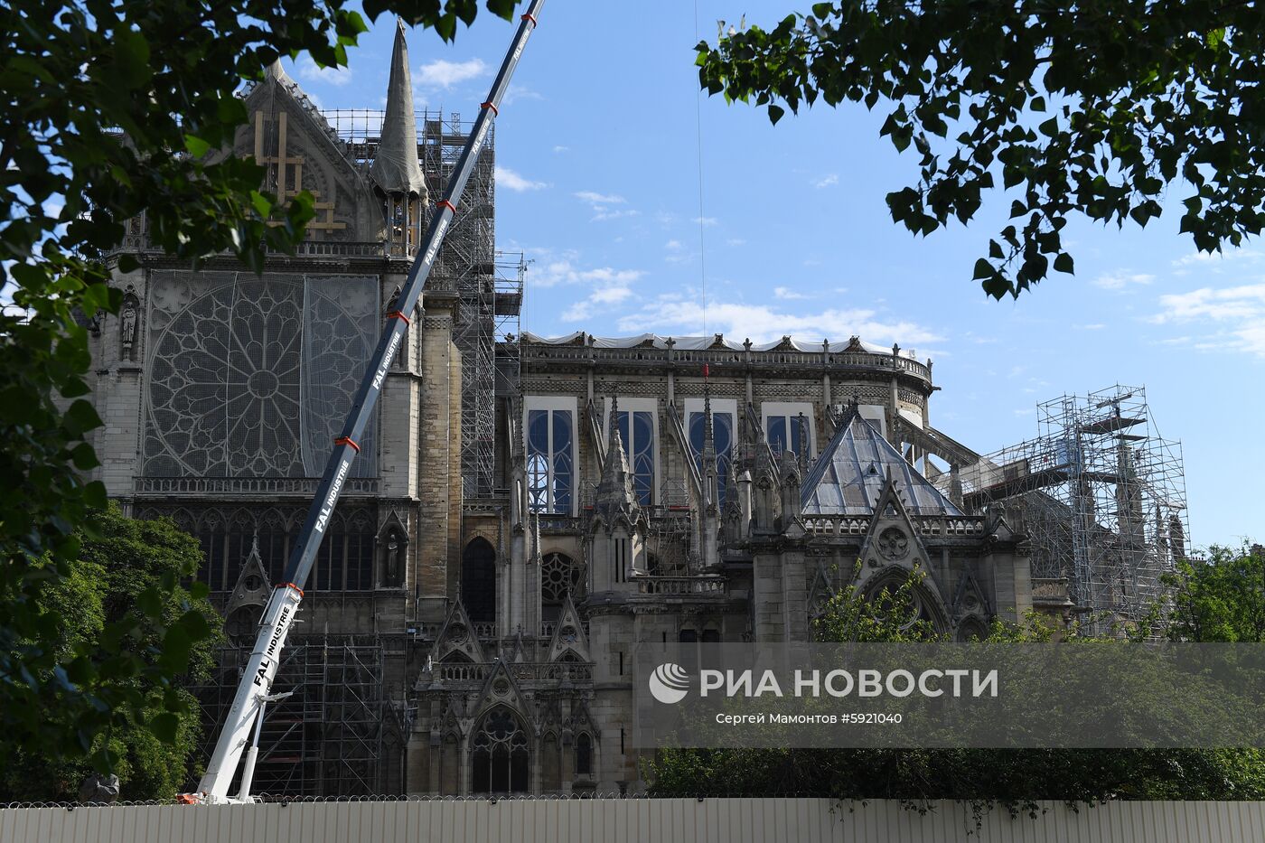 Собор Парижской Богоматери (Notre Dame de Paris) в Париже. В Соборе проводятся восстановительные работы после пожара, случившегося 15 апреля 2019 года. Место: Франция, Париж. Автор: Сергей Мамонтов/РИА Новости. Города мира. Париж