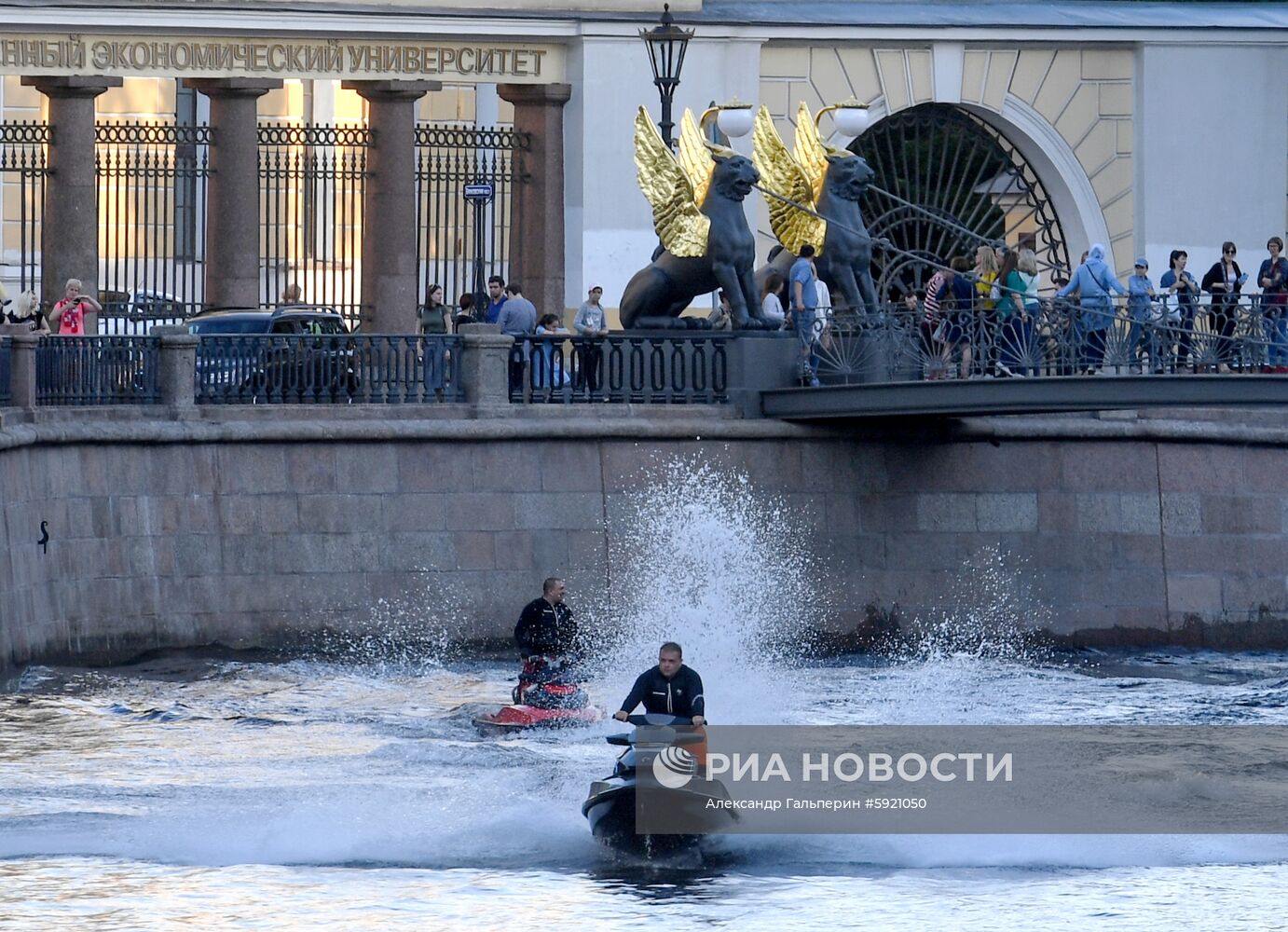 Банковский мост в Санкт-Петербурге