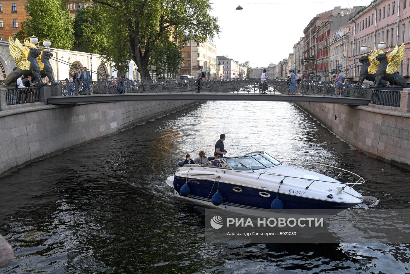 Банковский мост в Санкт-Петербурге