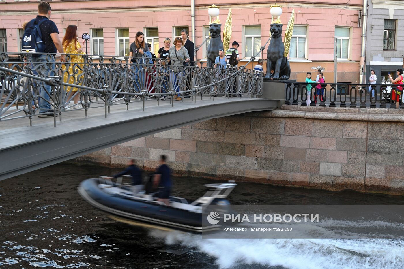 Банковский мост в Санкт-Петербурге