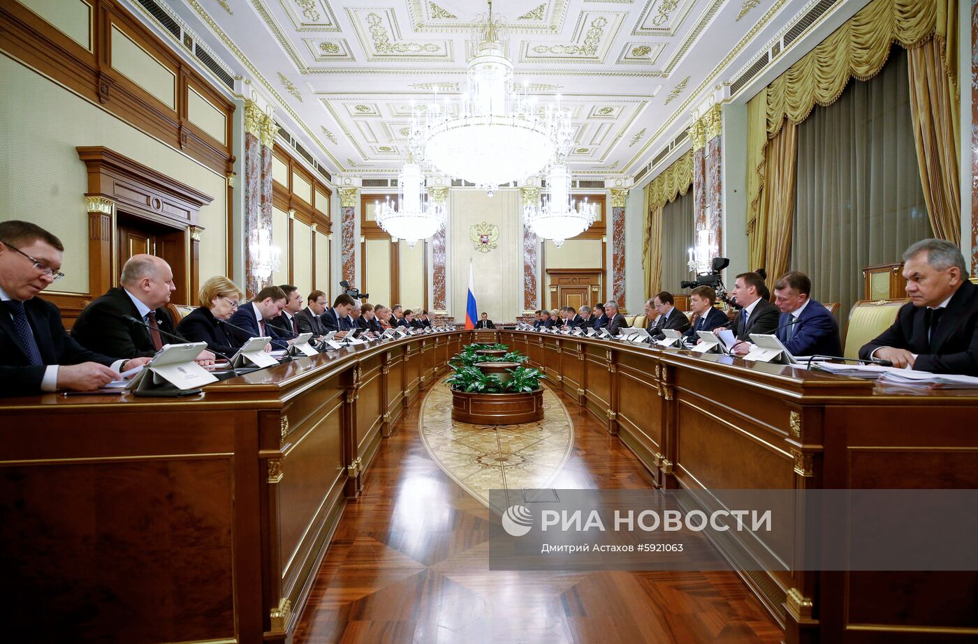 Премьер-министр РФ Д. Медведев провел заседание правительства РФ