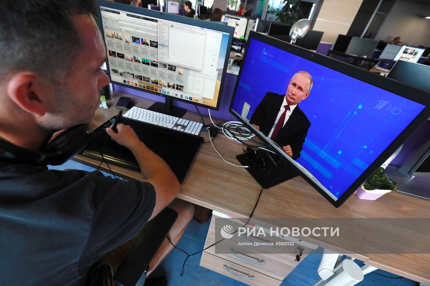 Трансляция прямой линии с президентом России Владимиром Путиным