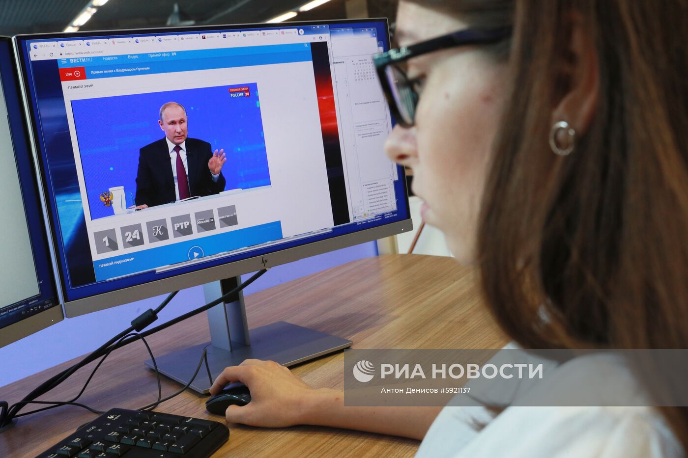 Трансляция прямой линии с президентом России Владимиром Путиным