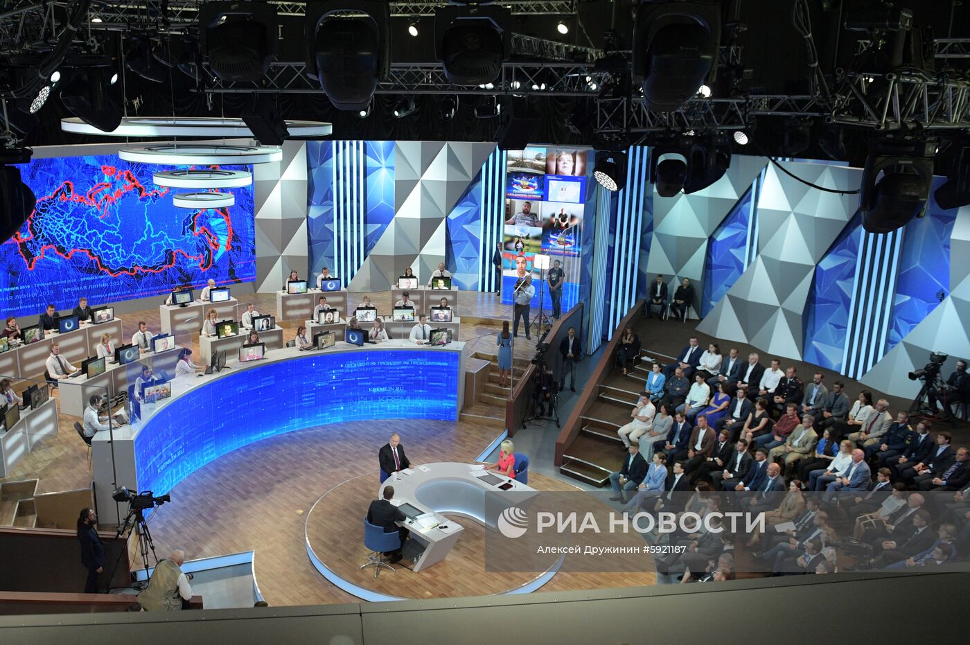 Прямая линия с президентом РФ Владимиром Путиным