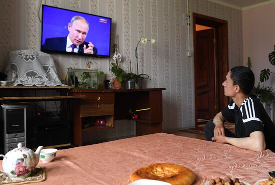 Трансляция прямой линии с президентом России Владимиром Путиным