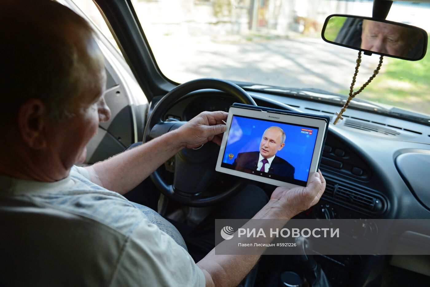 Трансляция прямой линии с президентом России Владимиром Путиным