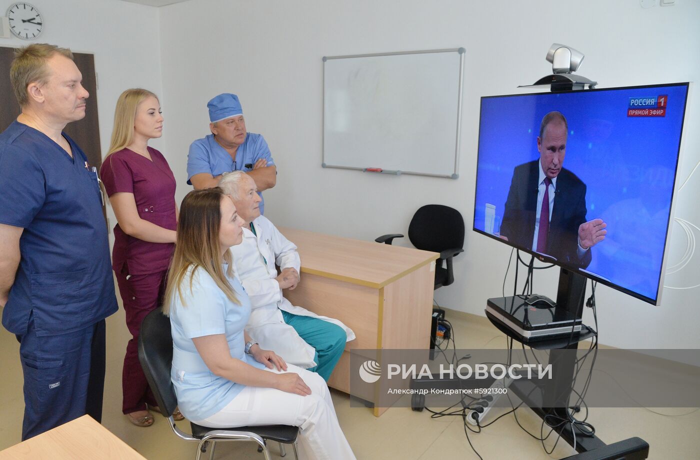 Трансляция прямой линии с президентом России Владимиром Путиным