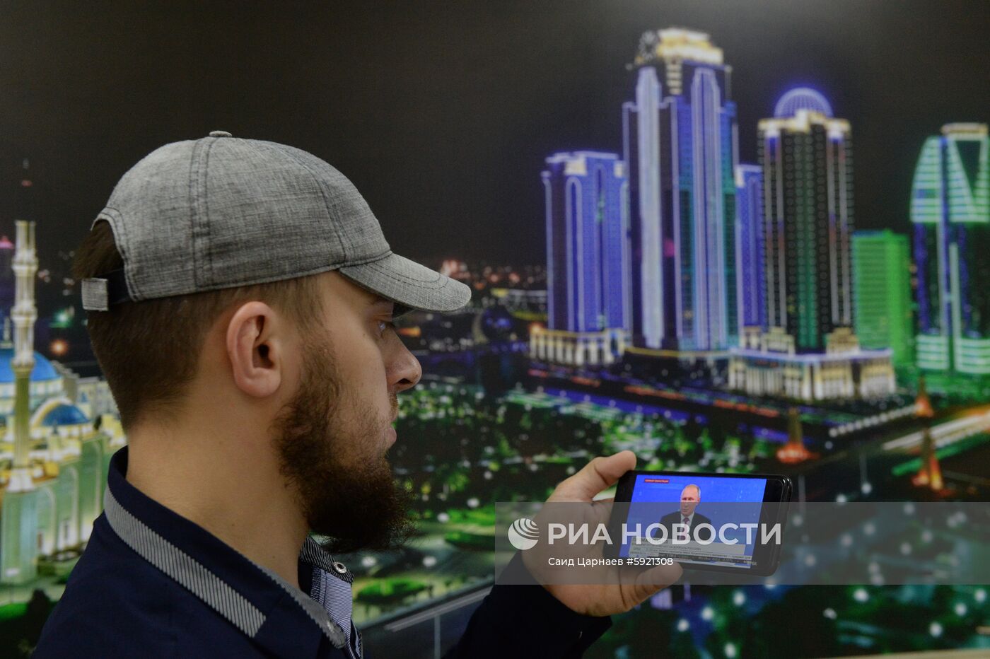 Трансляция прямой линии с президентом России Владимиром Путиным