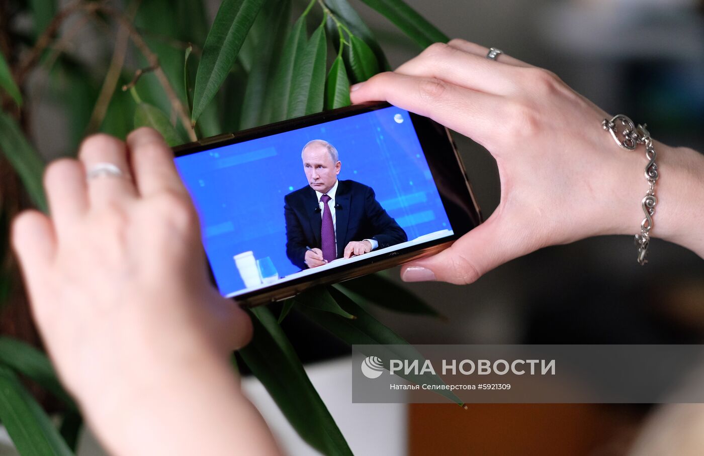 Трансляция прямой линии с президентом России Владимиром Путиным