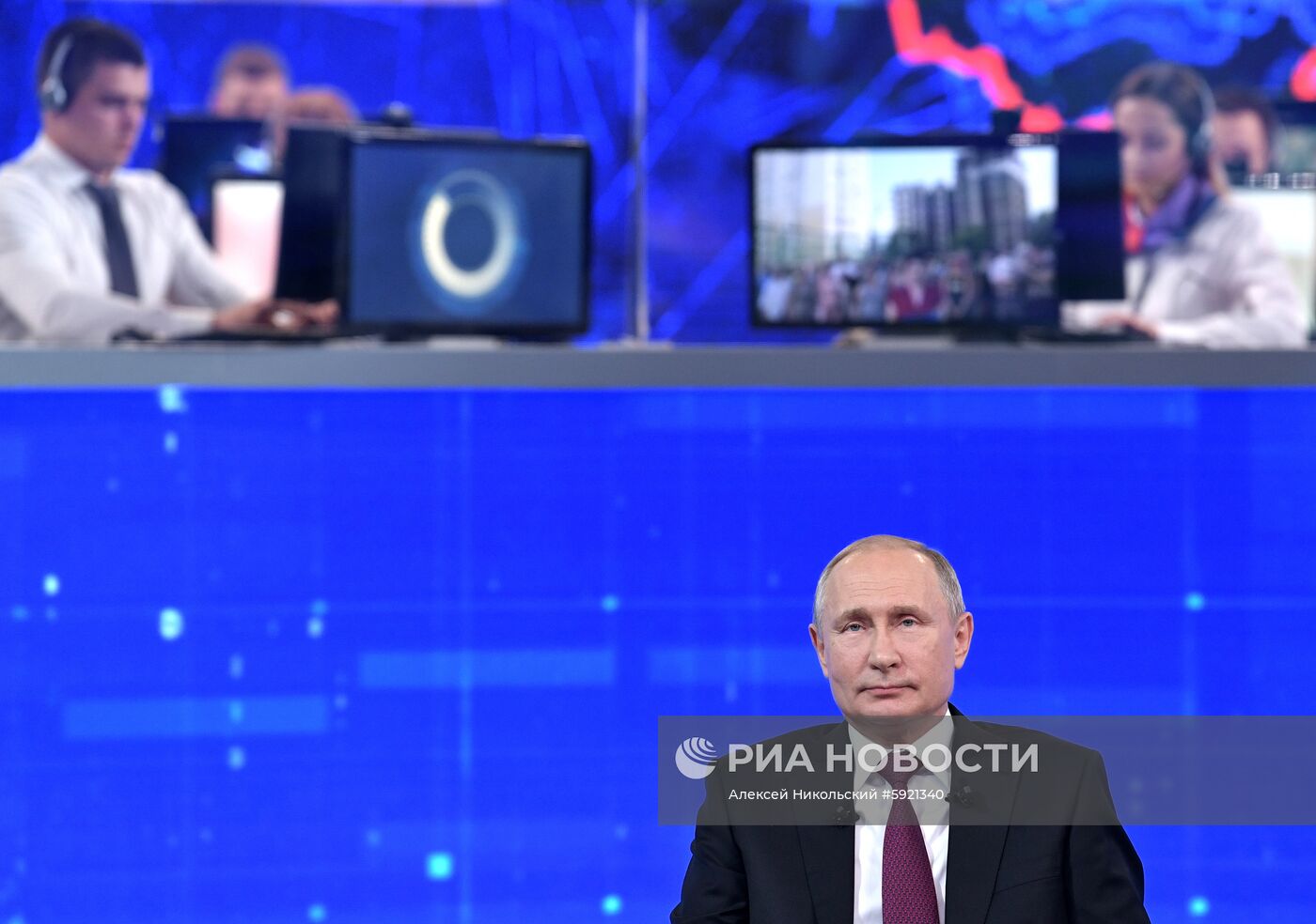 Прямая линия с президентом РФ Владимиром Путиным