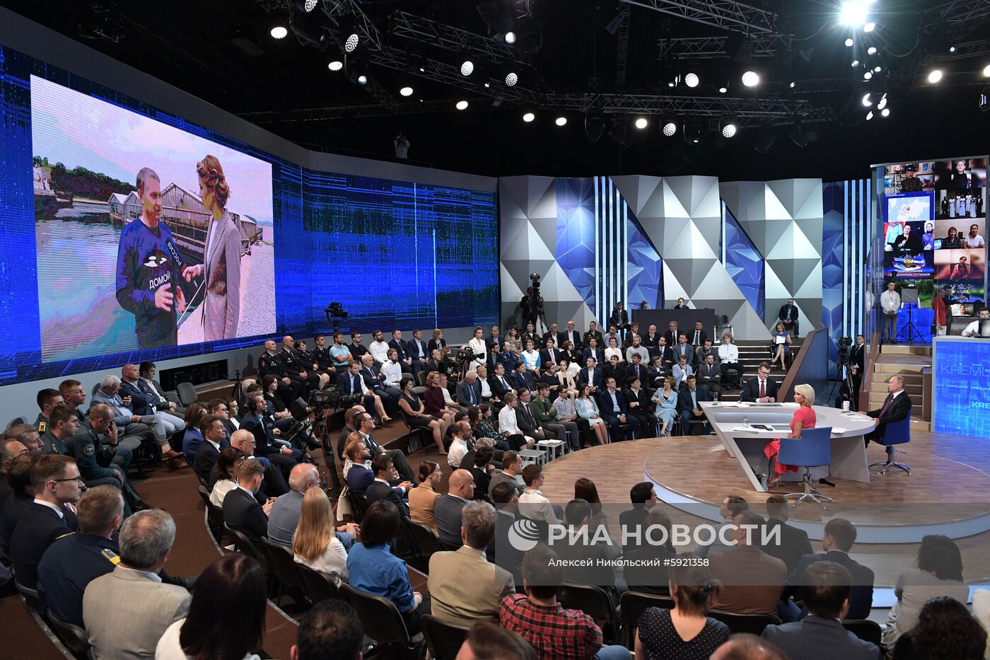 Прямая линия с президентом РФ Владимиром Путиным